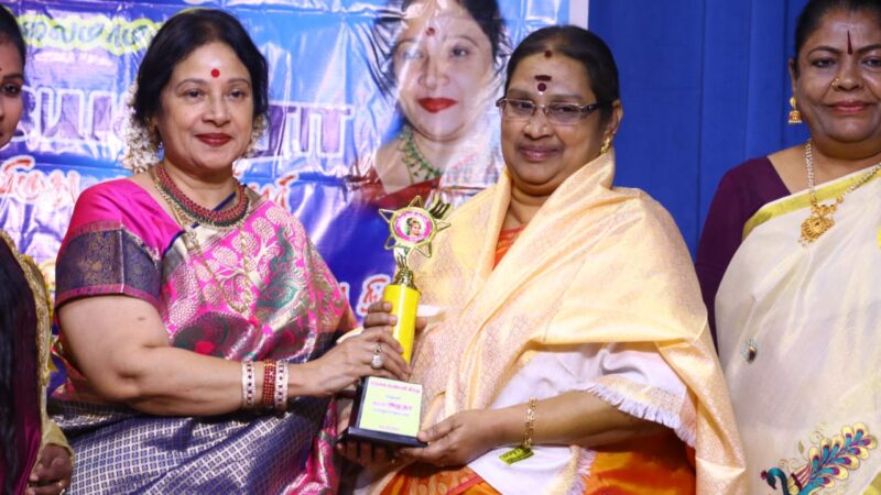 சாதனை பெண்களுக்கான விருது வழங்கும் விழாவில் பங்கேற்ற இயக்குனர் தயாரிப்பாளர் கலைமாமணி டாக்டர் ஜெயசித்ரா.