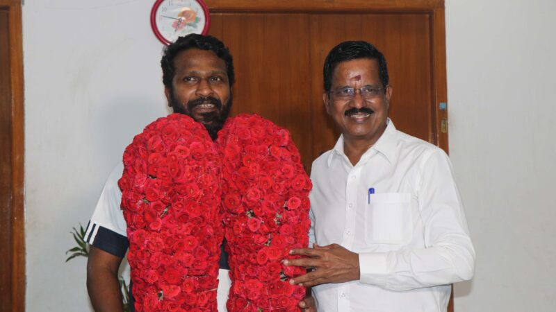 இயக்குநர் வெற்றி மாறனுக்கு தயாரிப்பாளர் கலைப்புலி S தாணு நேரில் வாழ்த்து.