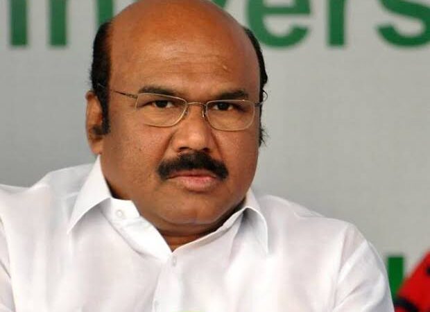 பிரச்சாரத்தில் அமைச்சர் ஜெயக்குமாரை கட்டியணைத்து முத்தம் கொடுத்த பெண்! நெஞ்சை நெகிழ வைத்த சம்பவம்…