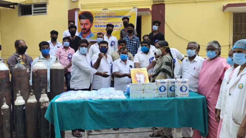 விஜய் மக்கள் இயக்கத்தை சேர்ந்த நிர்வாகிகள் விருத்தாசலம் அரசு மருத்துவமனைக்கு ஆக்ஸிஜன் சிலிண்டர்கள் வழங்கினார்கள்்.