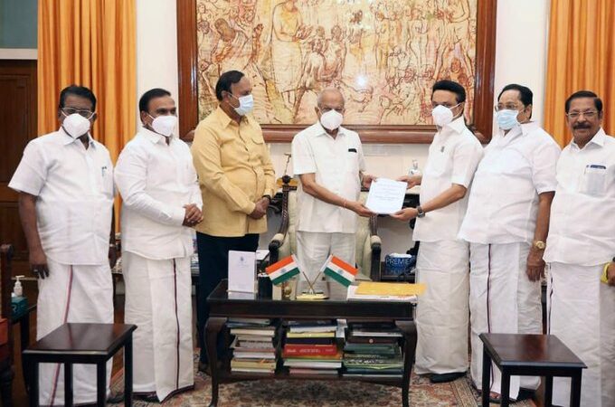 திராவிட முன்னேற்ற கழகத்தின் தலைவர் மு க ஸ்டாலின் ஆளுநரை சந்தித்து ஆட்சியமைக்க உரிமை கோரினார்