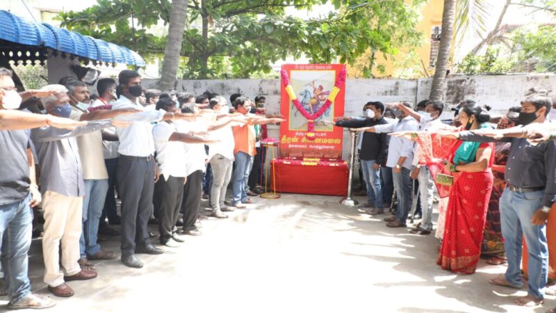 சென்னை சின்னப்போருர் பகுதியில் உள்ள நாம் தமிழர் கட்சியின் தலைமை அலுவலகத்தில் தீரன் சின்னமலை திருவுருவ படத்திற்கு நாம் சீமான் மலர் தூவி மரியாதை செலுத்தினார்.