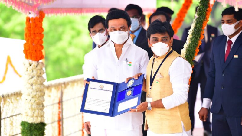 சுதந்திர தின நிகழ்வில் சமூக சேவைக்கான மாநில இளைஞர் விருது பெற்ற அரவிந்த் ஜெயபால் முதல்வர் ஸ்டாலின் வழங்கினார்.
