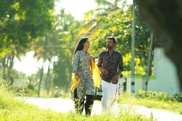 sinnanchiru kiliyae Movie Stills