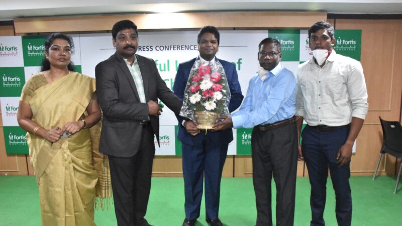 ஃபோர்டிஸ் மலர் மருத்துவ மனையில் முதன்முறையாக தீவிர அறுவை சிகிச்சை இல்லாமல் பேஸ்மேக்கர் 60 வயது முதியவருக்கு போர்டிஸ் பொறுத்தப்பட்டு சாதனை படைத்துள்ளனர்.