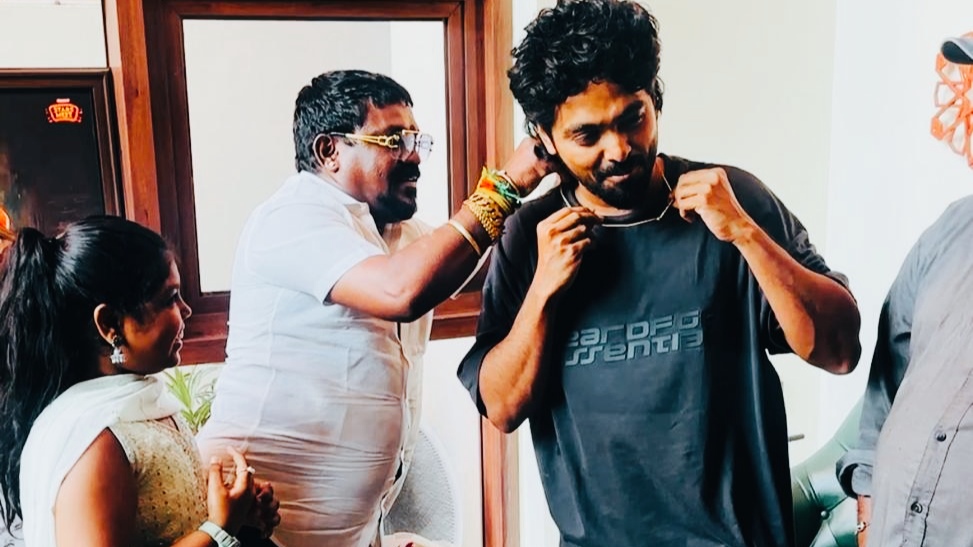 பிரபல இசையமைப்பாளர் ஜீ.வி. பிரகாஷ் பிறந்தநாளில் பின்னணிப் பாடகர் வேல்முருகன் தங்கச் சங்கிலி அன்பளிப்பு!
