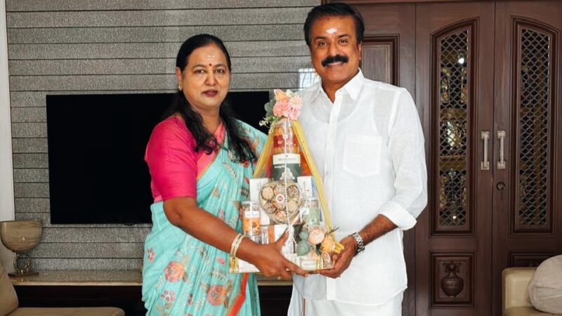 59-வது பிறந்தநாள் கொண்டாட்டம் இல்லத்திற்கே நேரில் சென்று எல்.கே. சுதீஷுக்கு வாழ்த்து தெரிவித்த பிரேமலதா விஜயகாந்த்!